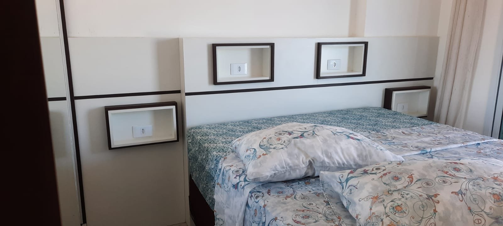 Quarto de casal planejado com guarda-roupa sob medida