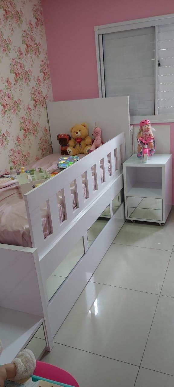 Quarto infantil planejado com móveis coloridos e funcionais