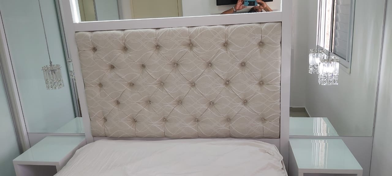 Quarto planejado com closet integrado e iluminação moderna