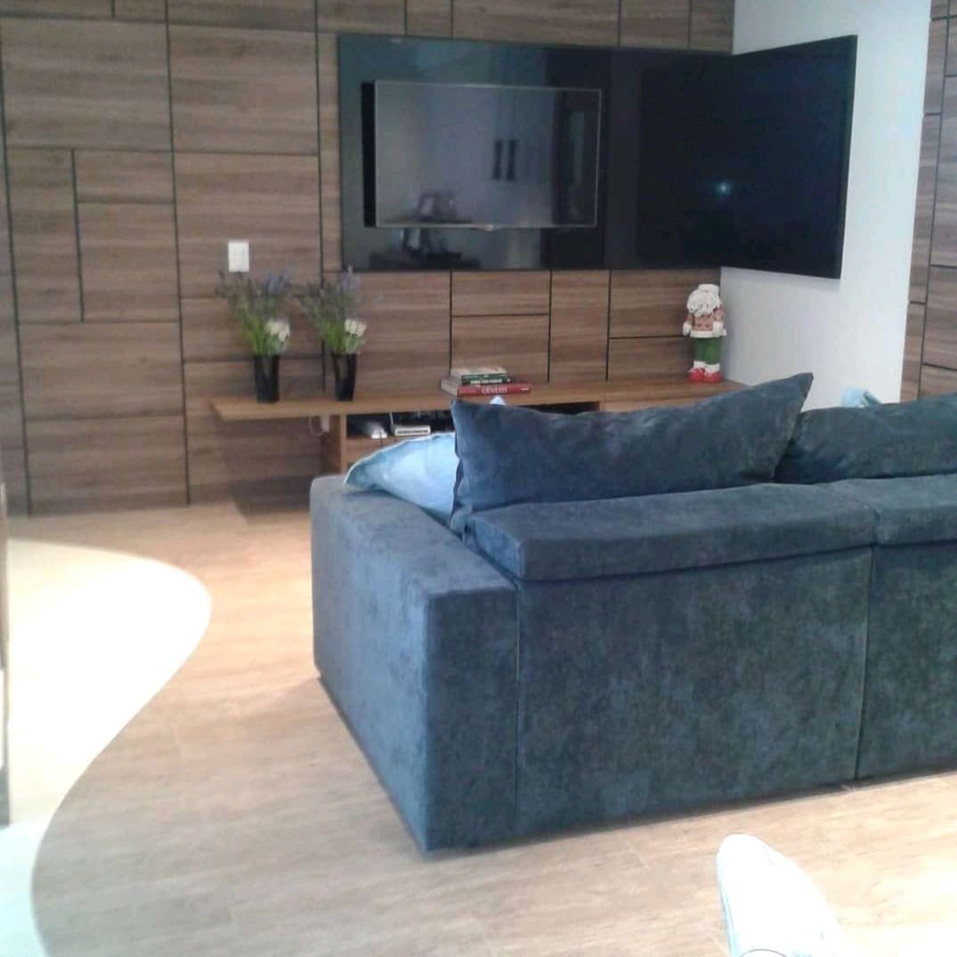 Sala de estar planejada com estante e móveis sob medida