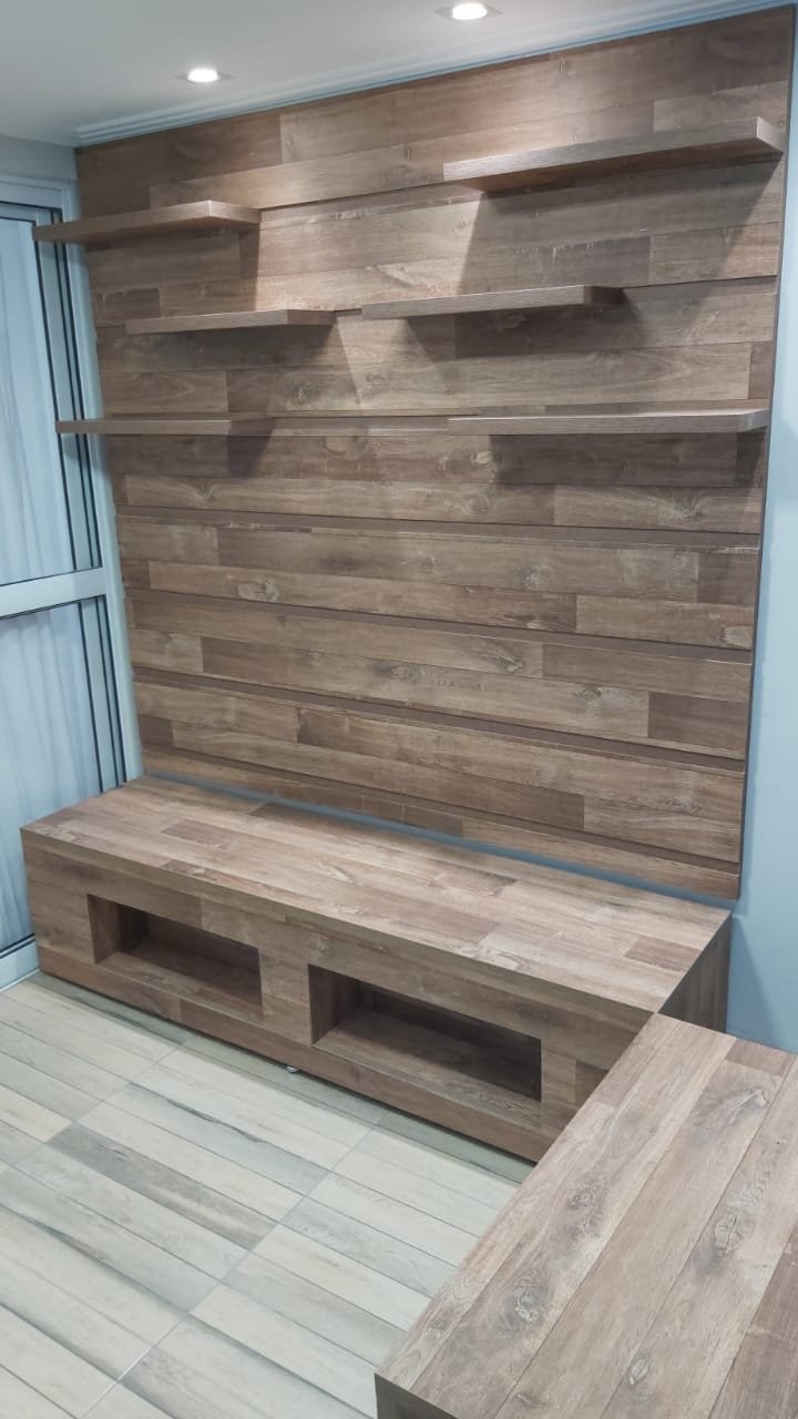 Sala de TV com painel e móveis planejados modernos