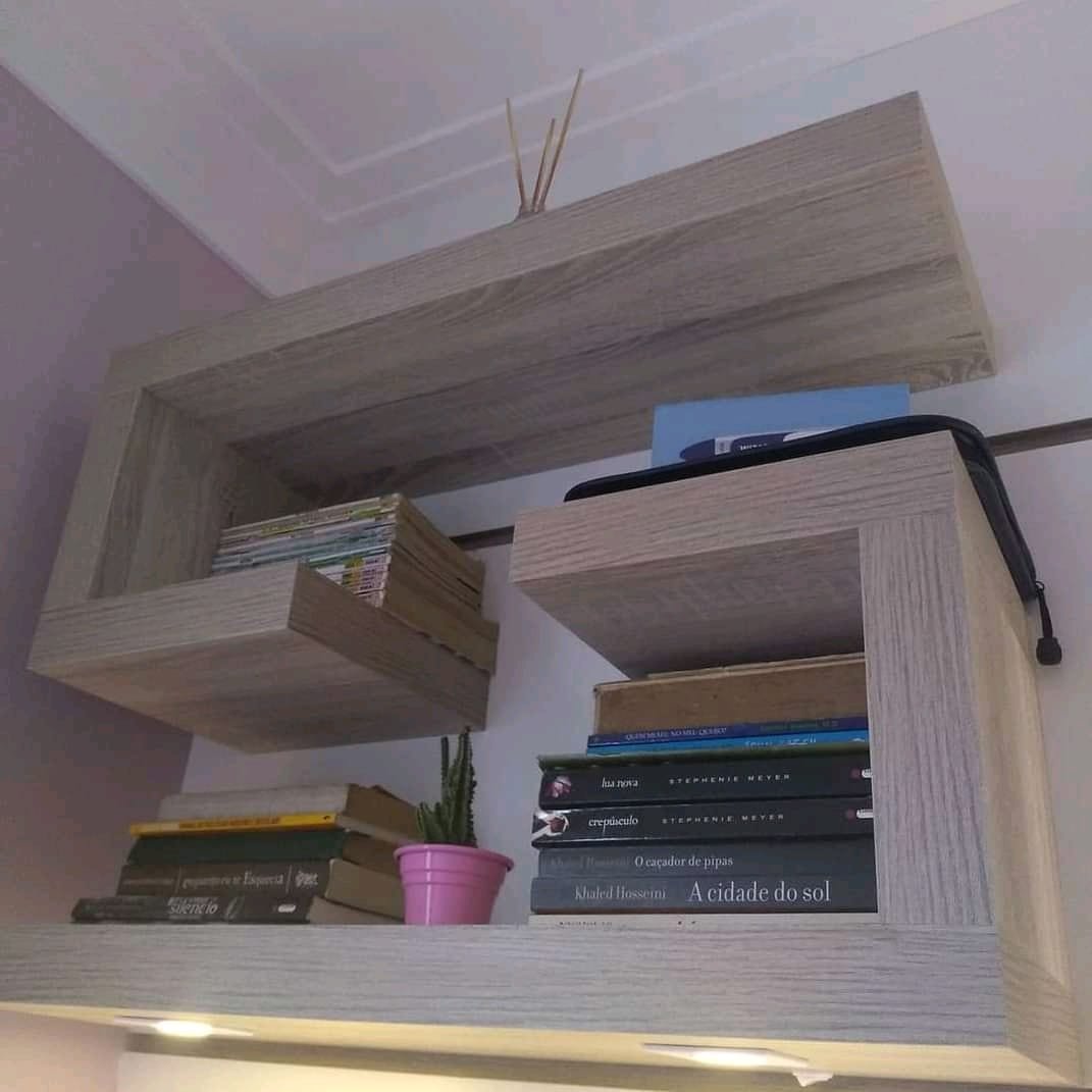 Sala de jantar com móveis planejados e decoração elegante