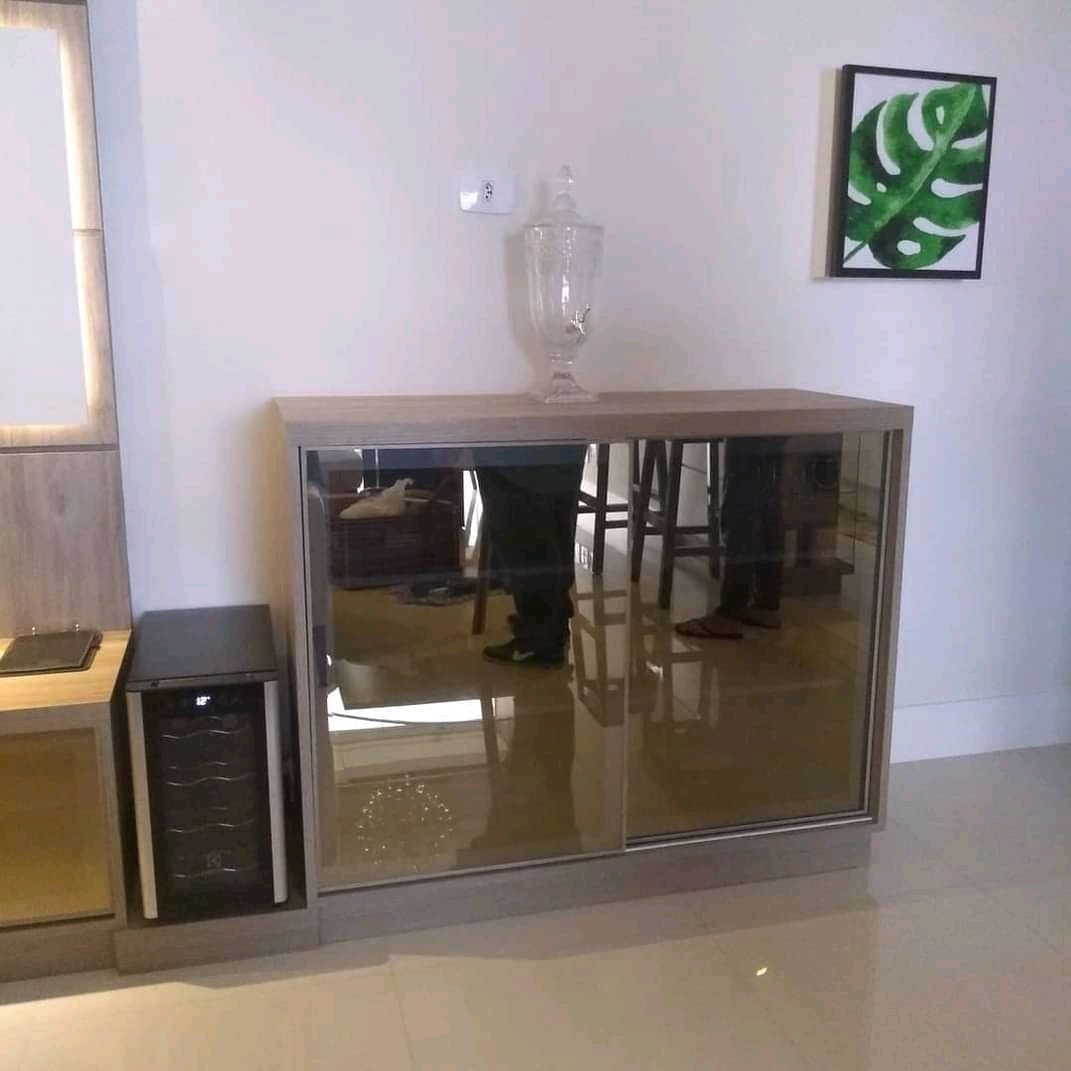 Sala compacta com móveis planejados otimizando espaço