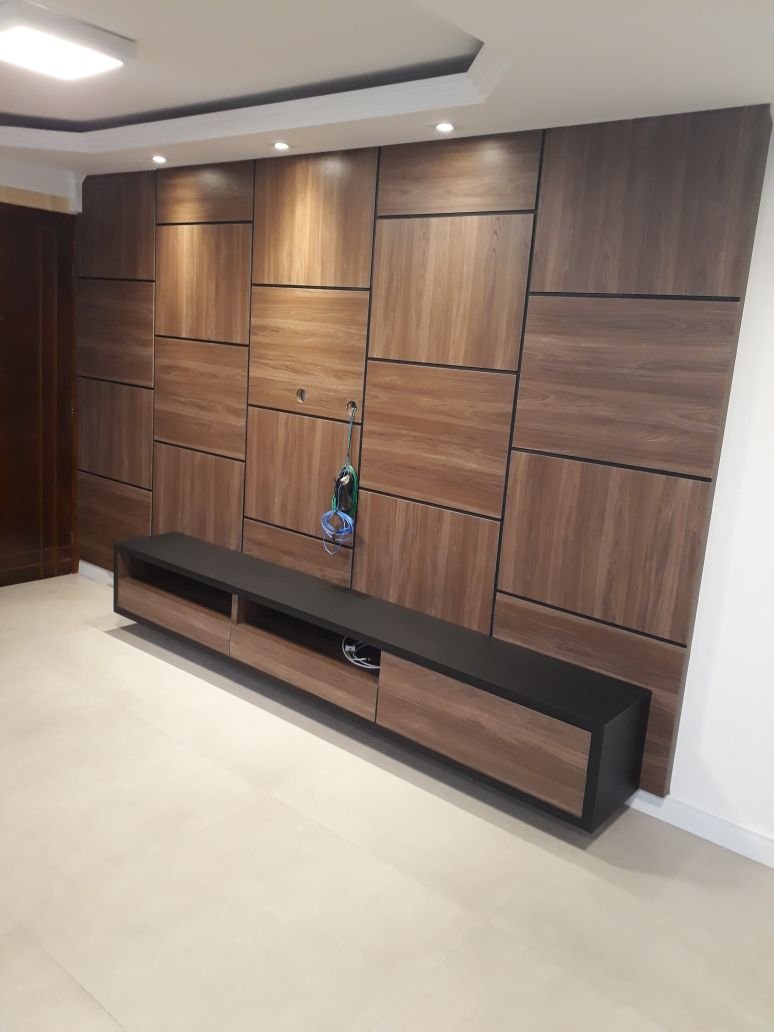 Sala ampla com móveis planejados e iluminação especial